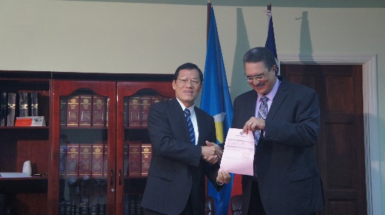 中華民國駐聖露西亞大使章計平於當地時間24日與安東尼（Kenny Anthony）總理共同主持地方建設計畫援贈典禮