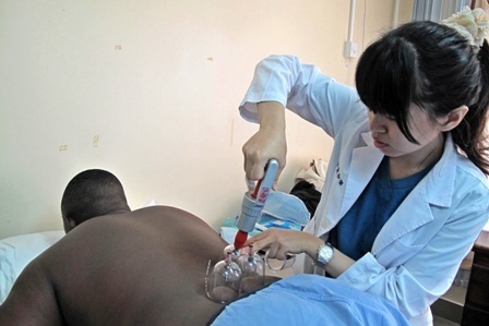 中醫部黃如瑩醫師為病人進行拔罐療程