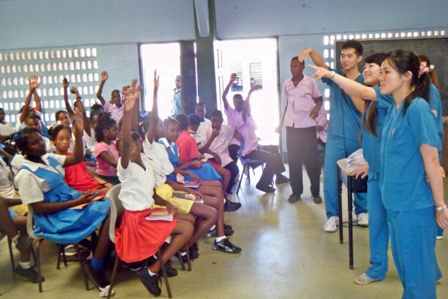 醫療志工進行衛教,小朋友熱烈參與