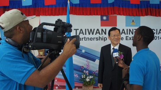 駐聖露西亞大使章計平在第七屆「臺灣-聖露西亞貿易夥伴展」開幕典禮接受當地媒體採訪
