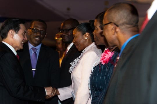 2013年8月15日 露國各部會首長歡迎馬總統圖中握手者為衛生部長雷諾絲(Alvina Reynolds)