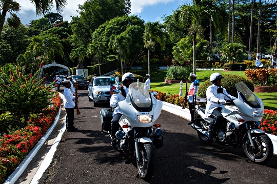 2013年8月16日馬總統拜會露國露薏絲(Dame Pearlette Louisy)總督,車隊抵達官邸