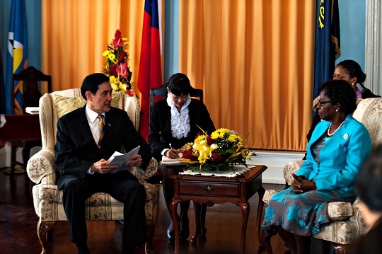 2013年8月16日馬總統拜會露國露薏絲(Dame Pearlette Louisy)總督