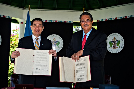 2013年8月16日馬總統於露國總理官邸與安東尼(Kenny Anthony)總理簽署聯合公報