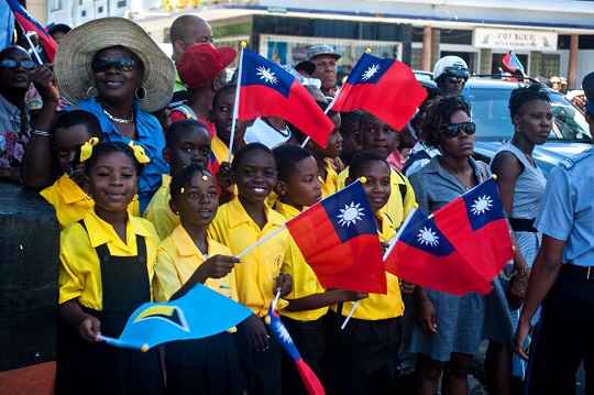 2013年8月16日 露國學生手持露我兩國國旗於國會大樓前歡迎馬總統