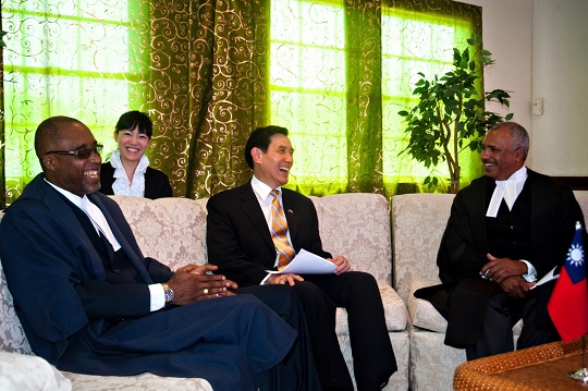 2013年8月16日馬總統訪問露國國會與參議院議長Claudius James Francis(左)及眾議院議長Peter Foster(右)暢談