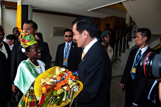 2013年8月16日 馬總統於結束露國國會演說後接受學生代表贈花