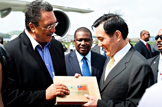 2013年8月18日安東尼總理歡送馬總統並致贈訪露紀念相冊