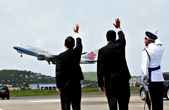 2013年8月18日馬總統結束訪問露國,安東尼總理(中)揮手珍重再見