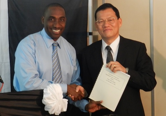 科技部資訊計畫主任Bertin博士將進度報告交予章計平大使