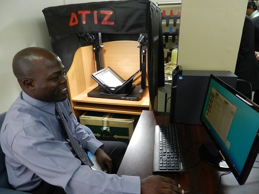 工作人員示範電子文件製作