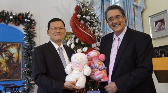 中華民國駐聖露西亞大使章計平於當地時間4日上午，在總理官邸代表好心人基金會（Care to Help Charitable Association），捐贈1200餘件玩具，由安東尼（Kenny Anthony）總理代表接受。