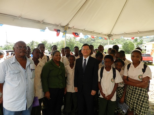 駐聖露西亞大使章計平與露國農業部副次長蒙蘿絲(SONIA MONROSE)及見習學生合影