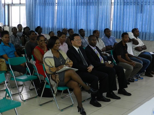 駐聖露西亞章計平大使(左二)與露國教育部長路易士(Robert Lewis)(左三)聽取2014臺灣獎學金說明會簡報