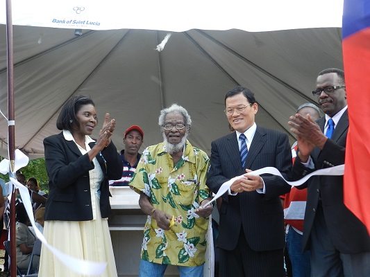 聖露西亞副總理皮耶(Philip J. Pierre) (右一)、駐聖露西亞大使章計平(右二)及露國商務部長希波莉(Emma Hippolyte)(左一)與前教育部長法蘭西斯(Hunter Francois)(左二)共同剪綵