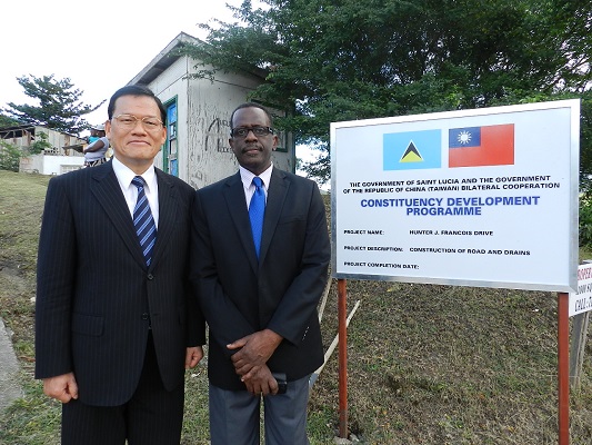 章大使與皮耶副總理在開通典禮紀念立牌前合影