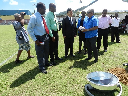 廠商向與會貴賓說明照明設備施工方式