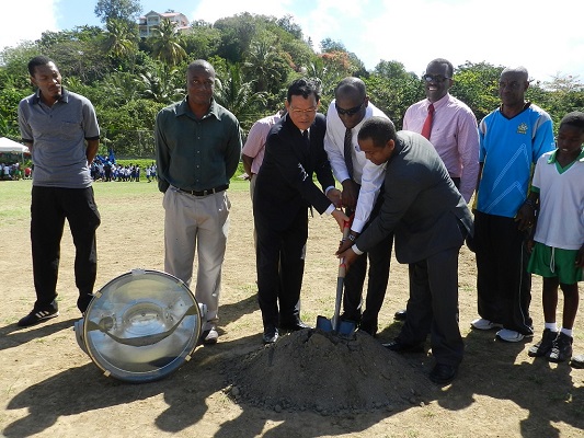 駐聖露西亞大使章計平(左3)與露國副總理皮耶(Philip J. Piere)(右3)青年體育部長愛德華(Shawn Edward)(左4)及副眾議長隆恩(Demond Long)共同主持破土儀式