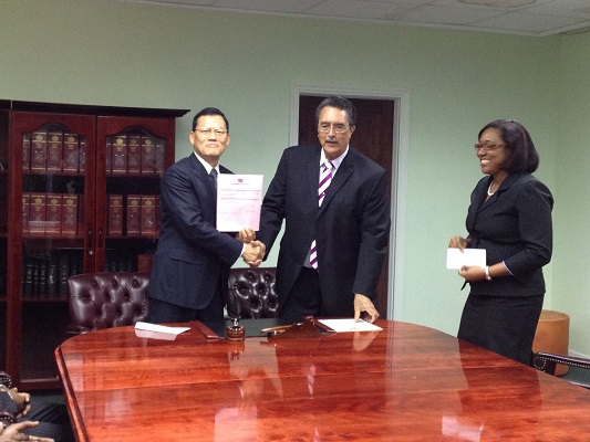 中華民國駐聖露西亞大使章計平與安東尼總理共同主持我國援助露國多頻道資訊中心計畫典禮