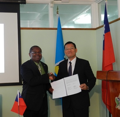 中華民國駐聖露西亞章計平大使與佛萊契爾部長簽署資訊通信合作協定