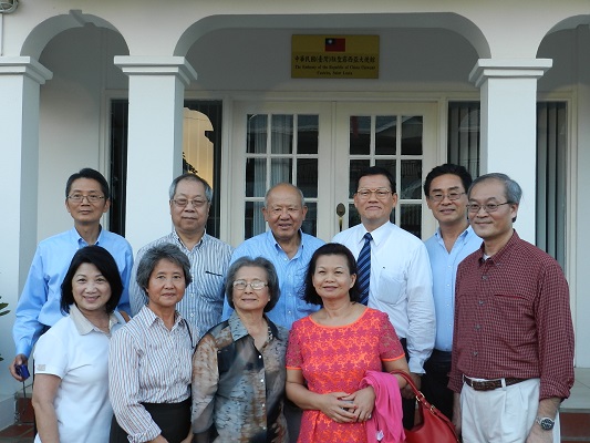 佛州台灣廠商聯誼會經貿團拜會駐聖露西亞大使館並與章計平大使(後排右二)合影