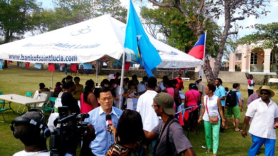 中華民國駐聖露西亞大使章計平在臺灣美食攤位前接受訪