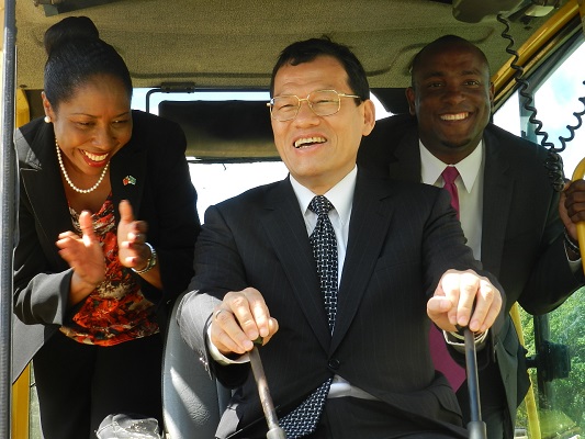 駐聖露西亞大使章計平與衛生部長雷諾絲(Alva Reynolds)及青年體育部長愛德華(Shawn Edward)共同主持楓阿索(Fond Assau)運動場翻新破土典禮