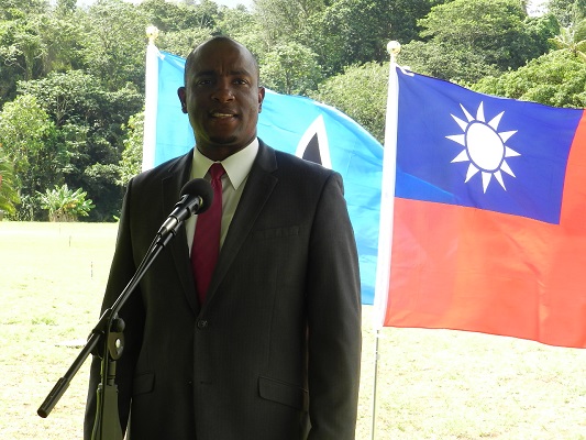 聖露西亞青年體育部長愛德華(Shawn Edward)在楓阿索(Fond Assau)運動場翻新破土典禮致詞