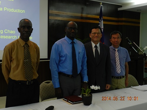 中華民國駐聖露西亞大使章計平(右二)與露國農業部長熊包提斯（Moses Jn Baptiste）共同主持研習會開幕典禮