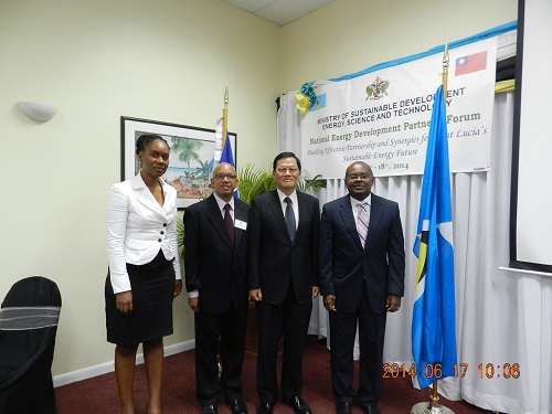 中華民國駐聖露西亞大使章計平(右2)與聖露西亞科技部長佛萊契爾(James Fletcher)(右1)及露國科技部次長克勞瑞(Sylvester Clauzel)(左2)等人在聖露西亞國家能源發展夥伴論壇合影