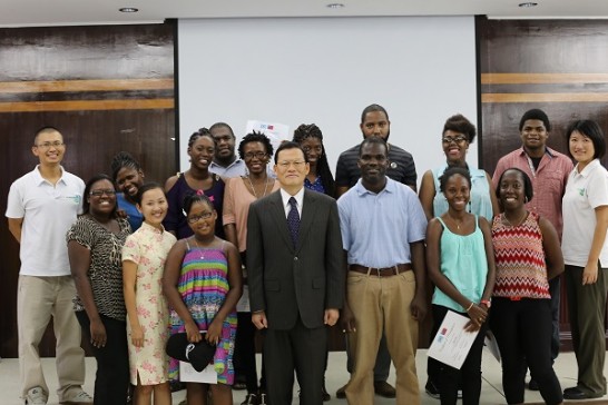 中華民國駐聖露西亞大使章計平(前排中)及聖露西亞臺灣獎學金校友會會長雷吉斯(Humphrey Regis)(前排右3)與露國第一期華語班結訓學員及臺灣志工團等人合影