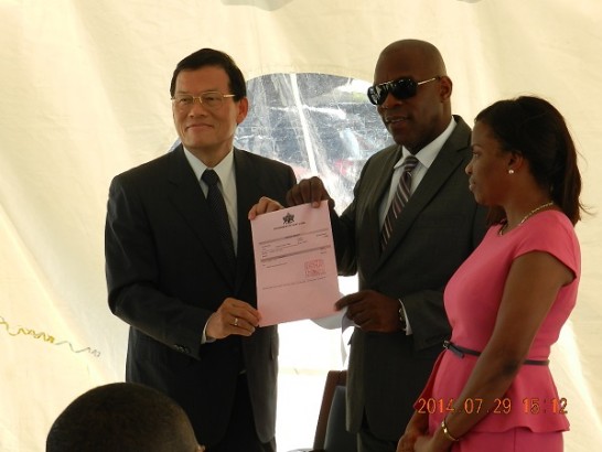 駐聖露西亞章計平大使與住宅部長斐勒士(Stanley Felix)(右二)主持援贈維奇(Vigie)海灘整建計畫 