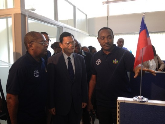 聖露西亞電子答詢服務中心人員向章計平大使及佛萊契爾(左一)科技部長簡報工作項目