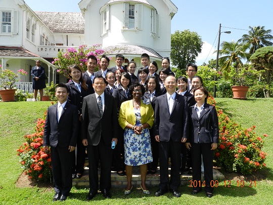青年大使團與露薏絲(Dame Pearlette Louisy)總督及駐聖露西亞大使章計平(前排左二)合影