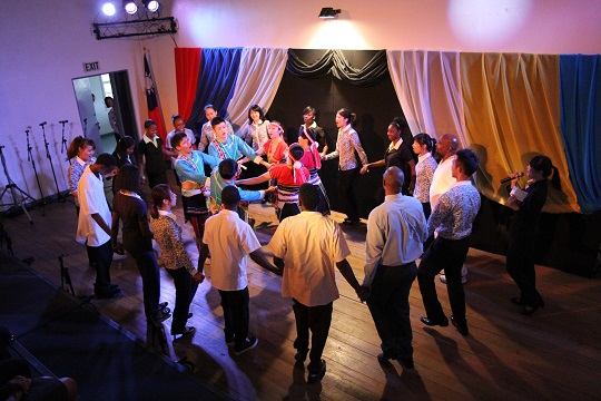 青年大使團訪問聖露西亞亞瑟路易士學院於文化演出中與該校師生互動聯誼