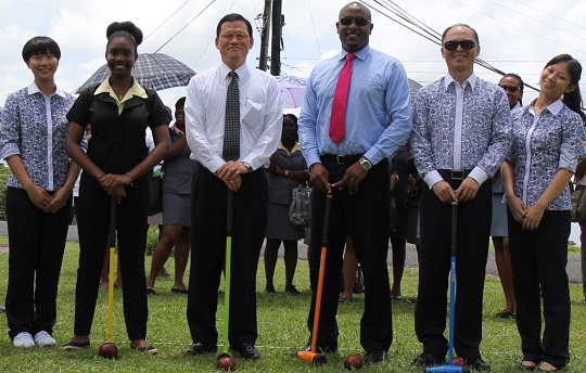 駐聖露西亞大使章計平(左三)、聖露西亞青年體育部長愛德華(Shawn 