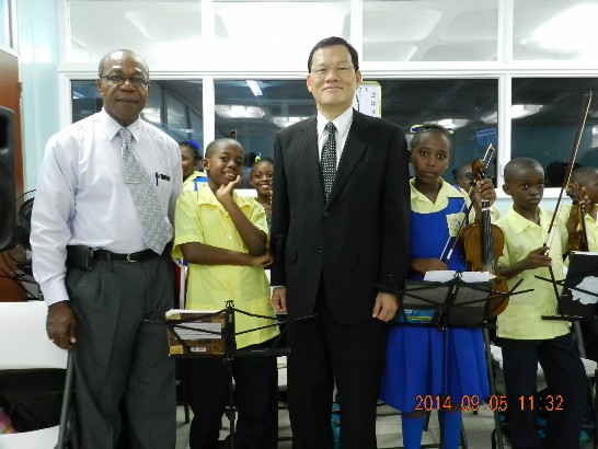 中華民國駐聖露西亞大使章計平及聖露西亞社會發展部長道森(Harold Dalsan)與參與社區青少年課後輔導計畫學生合影