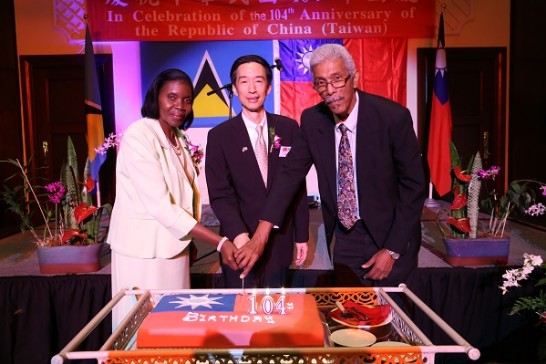 牟大使華瑋與狄克森(MacDonald Dixon)副總督及希波莉(Emma Hippolyte)代總理共同祝賀我國慶