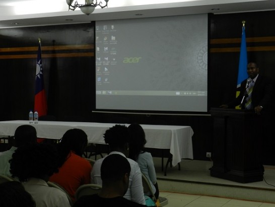 聖露西亞教育部長路易士(Robert Lewis）於「2015年臺灣獎學金說明會」中致詞