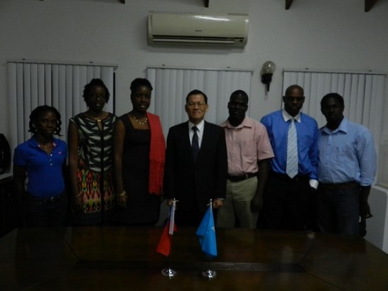 駐聖露西亞大使章計平(前排中)與聖露西亞臺灣獎學金校友會會長馬修琳(Elsa Mathurin)(左三)及幹部合影