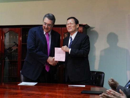 中華民國駐聖露西亞大使章計平與露國安東尼(Kenny Anthony)總理共同主持我國援助聖露西亞地區資通訊中心計畫儀式