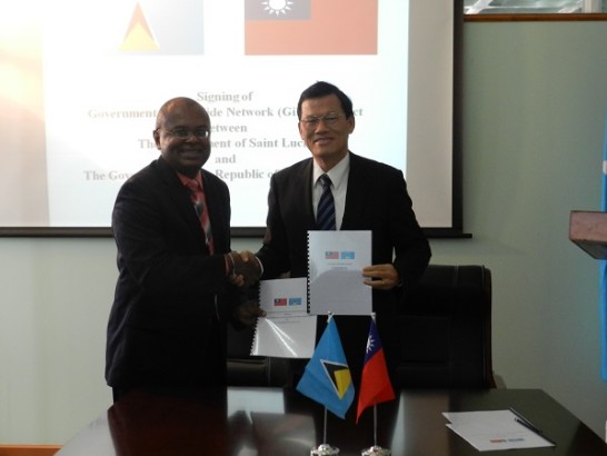 中華民國駐聖露西亞大使章計平與露國科技部佛萊契爾(James Fletcher ) 部長共同主持兩國政府廣域網路計畫換文簽署儀式