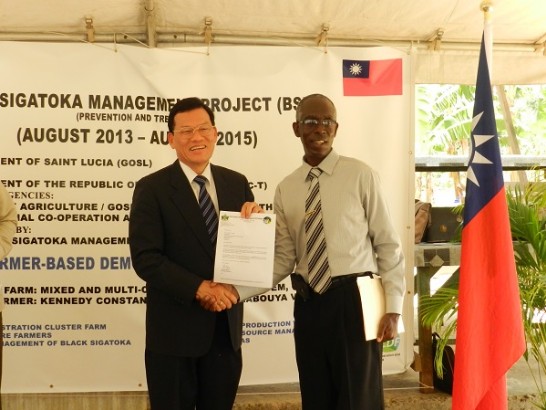 中華民國駐聖露西亞大使章計平接受露國農業部蓋伯瑞(Darius Gabriel)次長感謝函