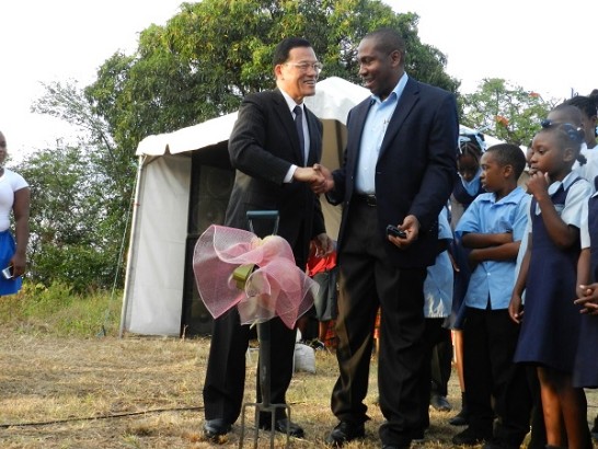 中華民國駐聖露西亞章計平大使與露國教育部長路易士(Robert Lewis)(右一)共同為人力資源發展中心破土