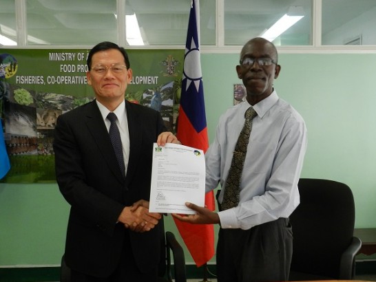 中華民國援助聖露西亞香蕉葉斑病防治計畫。左為駐聖露西亞章計平大使，右為農業部次長蓋伯雷(Darius Grbriel)