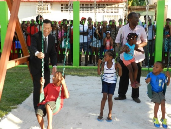 中華民國駐聖露西亞章大使計平與露國皮耶(Philip Pierre)副總理於兒童活動公園與當地兒童同樂