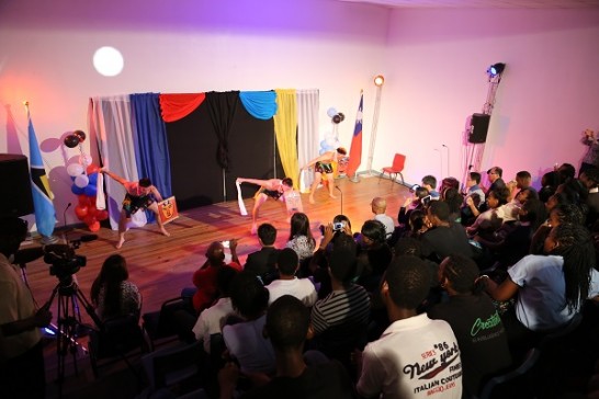 青年大使團訪問聖露西亞亞瑟路易士學院於文化演出觀眾掌聲不斷