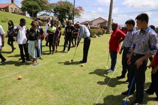 青年大使團員與聖露西亞國立亞瑟路易士學院多勒(Urban 