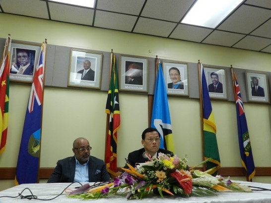 中華民國駐聖露西亞大使章計平與東加勒比海國家組織(OECS)秘書長朱爾士(Didacus Jules)共同主持多米尼克風災重建援贈典禮