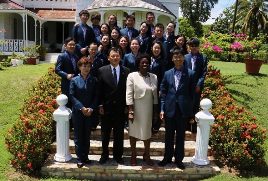 青年大使團與露薏絲(Dame Pearlette Louisy)總督及駐聖露西亞大使章計平(前排左二)合影